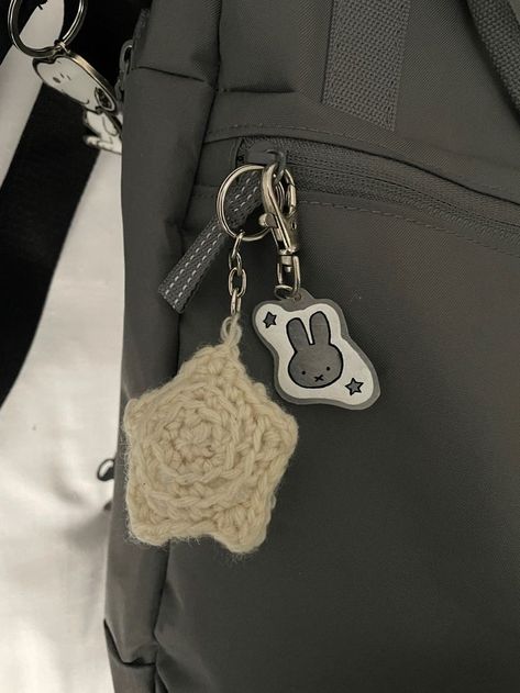 Crochet Backpack Keychain, F U Aesthetic, Crochet Backpack Charms, Star Keychain Crochet, Crochet Bag Keychain, Acubi Crochet, Crochet Star Keychain, Acubi Core, Crochet Flower Bag