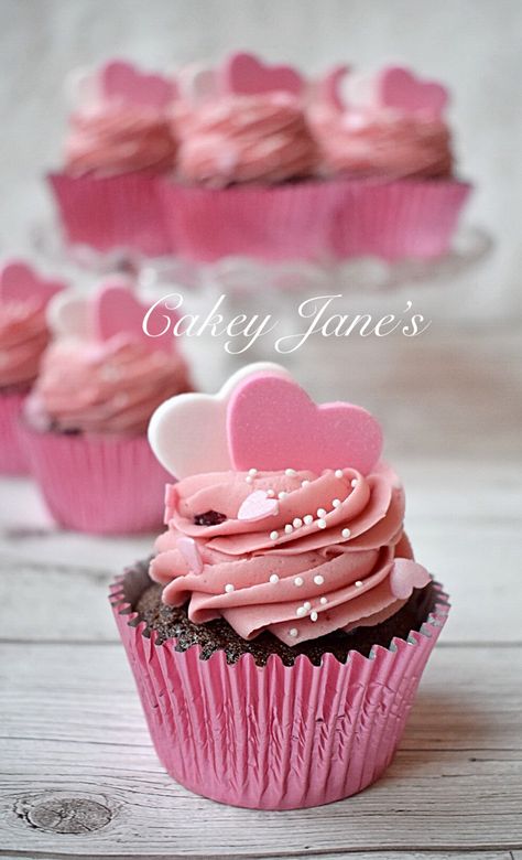 Muffin Valentine, Valentine Cupcakes Ideas, Vday Cupcakes, Valentine Cupcake Ideas, Cupcakes For Valentines Day, Valentines Cupcakes Decoration, Mini Valentine Cakes, February Vibes, Valentines Cakes And Cupcakes