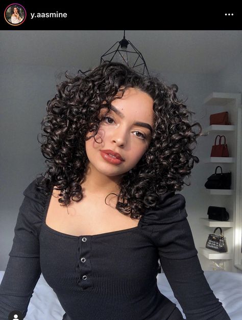 Curly Hair Middle Part, Curly Hair 3b, Below Shoulder Length Hair, 3b Curly Hair, Hair Middle Part, Shoulder Length Curly Hair, Frizzy Curly Hair, Hairstyle Youtube, Over 60 Hairstyles