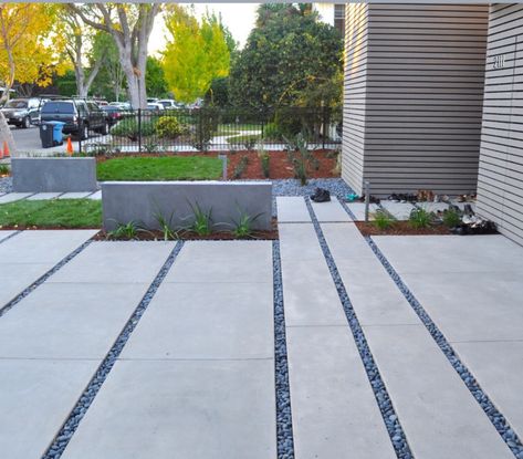 Modern Driveway Ideas, Chic Mudroom, Car Porch Design, Modern Front Yard Landscaping Ideas, Permeable Driveway, Modern Driveway, Outside Flooring, Modern Front Yard Landscaping, Pavement Design