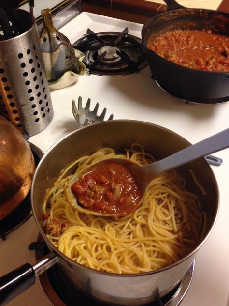 Put a scoop of spaghetti in the noodles to keep them from sticking together. Spaghetti Recipes Aesthetic, Spaghetti Aesthetic, Cooking Spaghetti, I'm Sensitive, How To Make Spaghetti, Dancing In The Kitchen, Making Dinner, Homemade Spaghetti, Passport Online