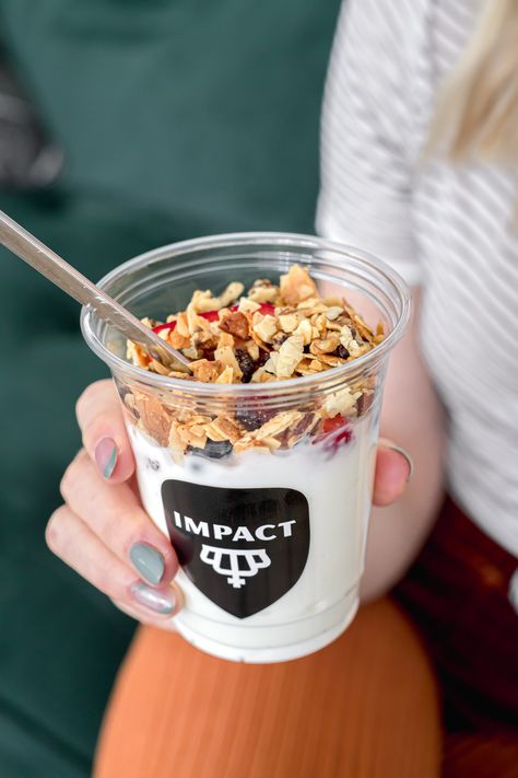 Granola Pots Yogurt, Yogurt Parfait Packaging, Yogurt Business Ideas, Diy Yogurt, Cereal Packaging, Oatmeal Yogurt, Yogurt Cup, Granola Parfait, Parfait Cups