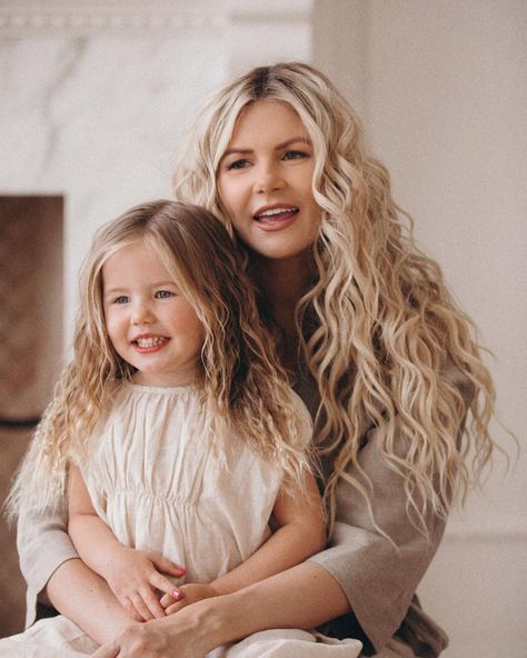 Amber Fillerup Clark | Barefoot Blonde | #hair #hairstyles #bfbhair #motherhood Amber Fillerup Pregnant, Teacher And Student, Amber Fillerup Clark, Amber Fillerup, Braid Inspiration, Hair Care Recipes, Easy Hairdos, Barefoot Blonde, Mommy Goals