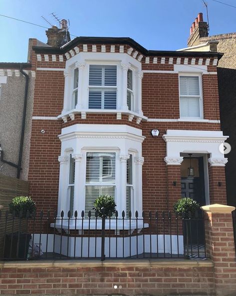 @kristin_loves gave the front of her house a complete makeover. A new front door, adding railings, new brickwork and painting those beautiful sash windows white. Painting your window frames can completely transform the look of your house. We love those beautiful trees too! Terraced House Exterior, Painting The Front Door, Victorian Bay Window, Bay Window Exterior, Victorian Front Garden, Bay Trees, Terrace House Exterior, Victorian Homes Exterior, Victorian Terraced House