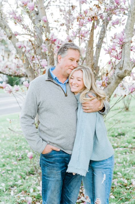 Father Daughter Senior Pictures, Poses With Father And Daughter, Father Daughter Family Photos, Dad And Older Daughter Photo Ideas, Daughter And Father Photography, Father Teenage Daughter Photos, Father Daughter Photo Poses, Adult Brother And Sister Photo Ideas, Father Daughter Photography Older