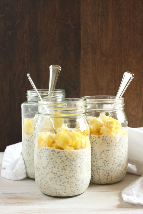 These overnight oats take 10 minutes to prepare, can be made for the entire week ahead, and transport you to a tropical island. Chia Overnight, Chia Overnight Oats, Oat Recipes Healthy, Overnight Oats Recipe Healthy, Healthy Food Blogs, Overnight Oats Recipe, Gifts For Coffee Lovers, Oatmeal Recipes, Healthy Eating Tips