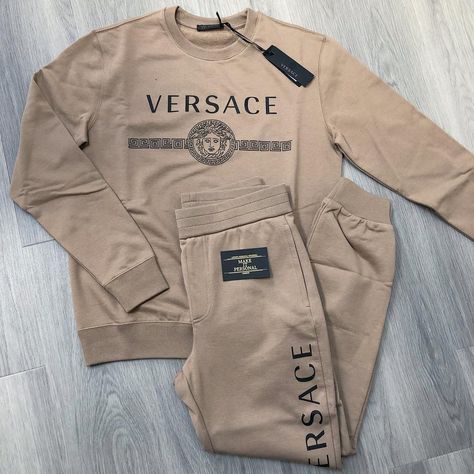 Versace Clothes, Versace Tracksuit, Cool Shirts For Men, Streetwear Ideas, Tapered Sweatpants, Gentlemen Wear, Sports Sweatpants, Fitness Shorts, Versace Logo