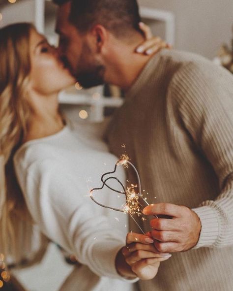 Snow Romantic, Christmas Tree Photoshoot, Christmas Instagram Pictures, Christmas Couple Photos, Christmas Couple Pictures, New Year Photoshoot, Christmas Poses, Christmas Family Photoshoot, Family Christmas Pictures