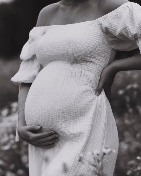 Vom Avea Un Copil, Maternity Picture Outfits, Baby Bump Photoshoot, Maternity Photography Poses Outdoors, Baby Announcement Photoshoot, Cute Pregnancy Pictures, Outdoor Maternity Photos, Maternity Photo Outfits, Maternity Photography Outdoors