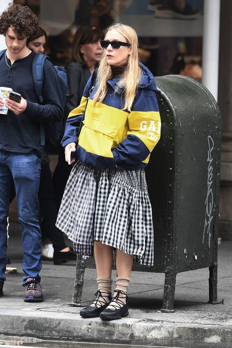 Chloë Sevigny Can Even Make Ballet Flats An Unexpected Shoe Choice | Vogue Chloë Sevigny, Chloe Sevigny, Scandinavian Fashion, Ballerina Shoes, Sporty Chic, Crazy Shoes, Outfits Casuales, Fast Fashion, London Fashion Week