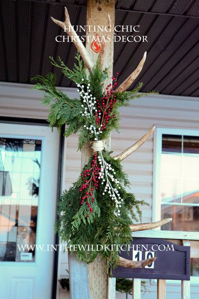 Joyce Schmalz uses elk antlers to make Christmas decorations.http://www.womensoutdoornews.com/2015/12/hunting-chic-decorating-with-antlers/ Antler Christmas Decor, Camp Christmas, Decorating With Antlers, Wild Kitchen, Cabin Christmas Decor, Planter Arrangements, Antler Ideas, Antler Wreath, Antlers Decor