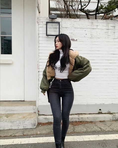 Selfie Outfits, Jeans And Top, Trendy Products, Stylish Fall Outfits, Kpop Outfits, Korean Outfits, Winter Fashion Outfits, Daily Inspiration, Cute Fashion