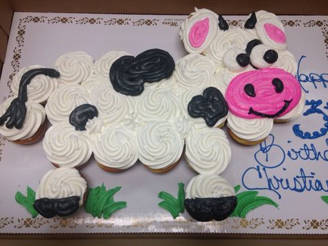 Cow cupcake cake Thomas Cupcakes, Fall Theme Cakes, Cupcake Smash Cakes, Cow Birthday Cake, Cow Cupcakes, Farm Animal Cakes, Baby Shower Girl Diy, Pull Apart Cupcake Cake, Cow Cakes