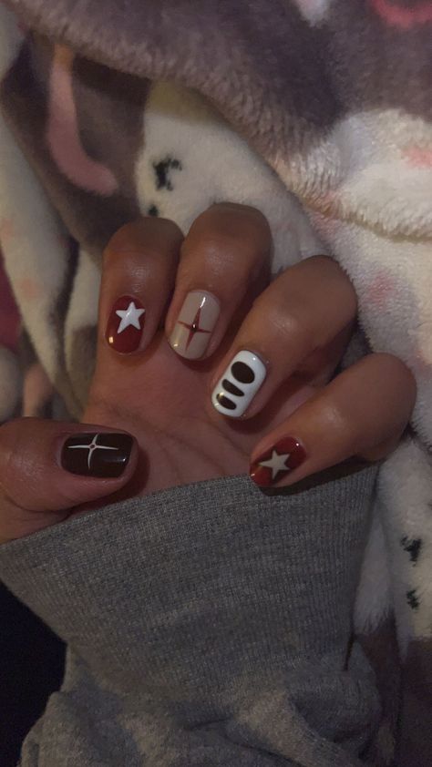 Easy Star Nails, Star Pedicure, Wrestling Nails, Brown Star Nails, Red And Brown Nails, Brown And Red Nails, Red And Black Nails Short, Downtown Girl Nails, Red Black And White Nails