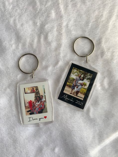 A simple gift packed with a lot of meaning. Brighten up someones day by saying “ I love you” with a photo keychain. Make it extra special and add your own personalized message. Photo Keychain Ideas, Polaroid Keychain, Keychain With Photo, Keychain Picture, Diy Resin Keychain, Keychain Photo, Embroidery Cases, Picture Keychain, Best Friend Christmas Gifts