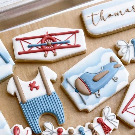 Veronica Miller on Instagram Airplane Birthday Cookies, Plane Cookies Decorated, Plane Cookies, Decorated Desserts, Airplane Cookies, Train Cookies, Airplane Baby Shower, Icing Techniques, Airplane Theme