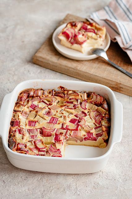 Clafoutis crémeux à la rhubarbe Rhubarb Custard Bars, Clafoutis Recipes, Rhubarb And Custard, Veggie Food, Rhubarb Recipes, Cheesecake Brownies, Healthy Cake, Guilty Pleasures, Fruit Desserts