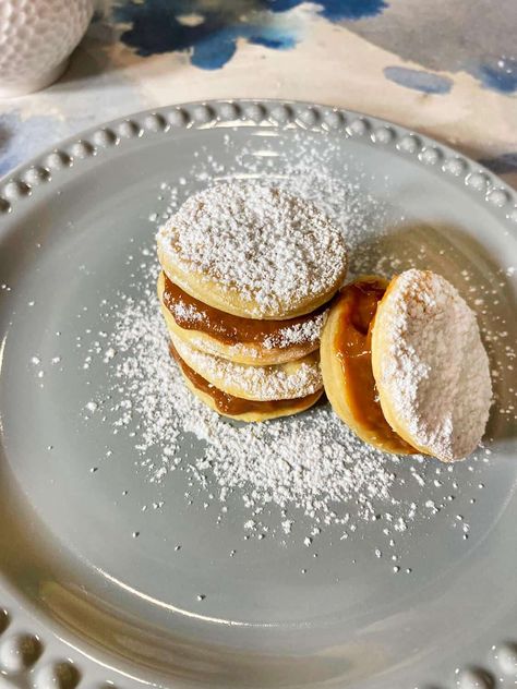 Chilean alfajores - HORNO MX® Alfajores Recipe, South American Recipes, Chilean Recipes, Dry Coconut, American Recipes, Xmas Cookies, American Food, Confectioners Sugar, International Recipes