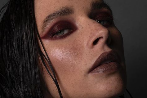 Rituel de Fille on Instagram: “LOW STOCK // The Black Orb Enigmatic Kohl Eyeliner in Iron will soon vanish forever. Iron is the only new shade ever released of The Black…” All Eye Colors, Vampy Makeup, Red Eyeliner, Natural Eyeliner, Cream Eyeliner, Kohl Eyeliner, Eye Looks, Dramatic Eyes, Deep Winter