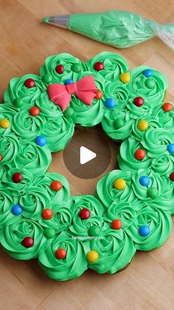 Impressive Christmas Dessert, Hello Yummy, Cupcake Wreath, Cakes Fillings, Strawberry Cake Easy, Wreath Cookies, Xmas Treats, Cookie Decoration, Christmas Cupcake