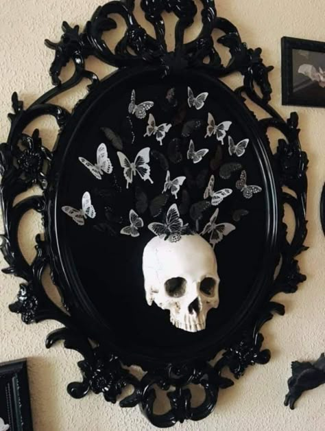 Home Haunted House, Facts About Halloween, Haunted House Decor, Gothic Room, Gothic Bedroom, Halloween Facts, Goth Home Decor, Goth Home, Goth Decor