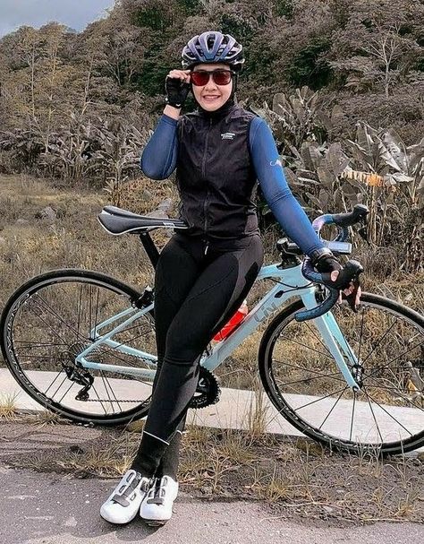 Bike Outfits Women, Cycling Attire, Woman Pose, Bike Outfits, Sporty Women, Cycling Kit, Bike Style, Cycling Women, Female Poses