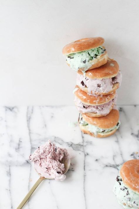 Imagine choosing a sandwich base of sweet, glazed doughnuts… Ice Cream Sandwiches Recipe, Donut Ice Cream, Slow Cooker Desserts, Ice Cream Sandwiches, Köstliche Desserts, Food Trends, Homemade Ice, Ice Cream Sandwich, How Sweet Eats