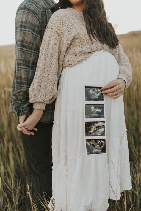 Fall Maternity Shoot, Fall Maternity Pictures, Couple Maternity Poses, Pregnancy Announcement Pictures, Maternity Picture Outfits, Winter Maternity Photos, Fall Maternity Photos, Pregnancy Announcement Photoshoot, Fall Pregnancy