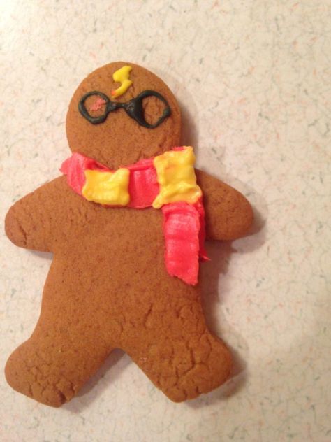 Harry Potter Gingerbread Houses: Hogwarts and More Photos 2019 Gingerbread Harry Potter, Harry Potter Christmas Cookies, Gingerbread Man Design Ideas, Gingerbread Man Cookie Decorating Ideas, Gingerbread Man Ideas Decorating, Gingerbread Designs Ideas, Gingerbread Men Decorating Ideas, Gingerbread Man Decorating Ideas, Gingerbread Man Ideas