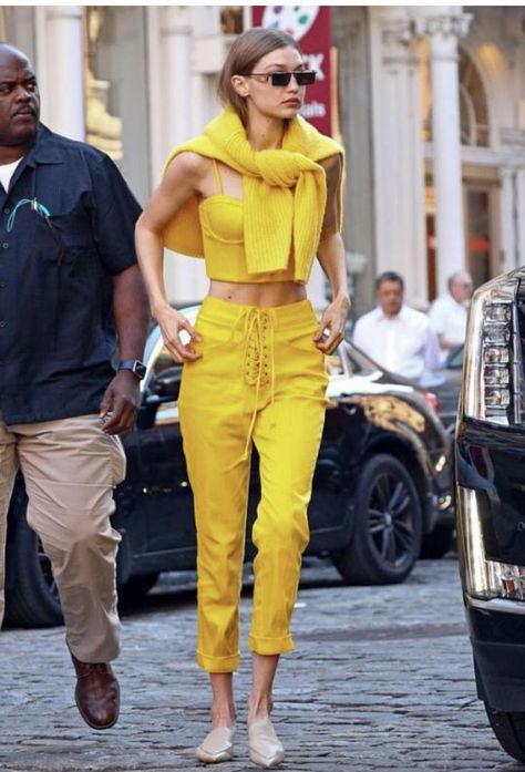 Gigi Hadid Street Style, Gigi Style, Gigi Hadid Outfits, Gigi Hadid Style, Yellow Pants, Model Street Style, Hadid Style, Yellow Outfit, Grunge Look