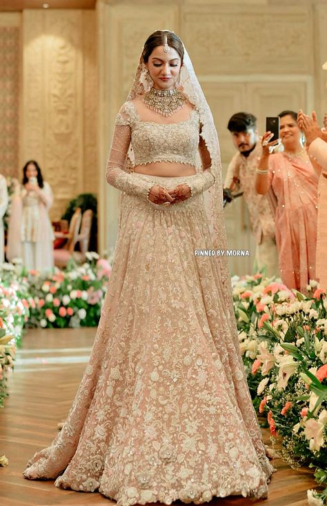 Tarun Tahiliani - India 🇮🇳 Indian Wedding Reception Outfits, Wedding Reception Outfit, Baju Kahwin, Indian Bridesmaid Dresses, Bridal Lehenga Designs, Latest Bridal Lehenga, Desi Wedding Dresses, Wedding Lehenga Designs, Indian Bride Outfits