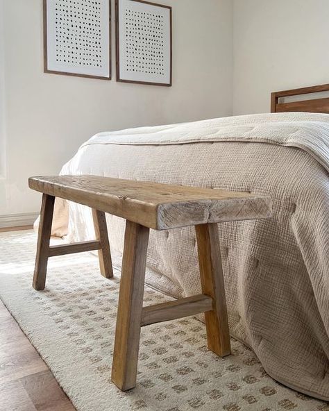 Warm Bedroom Colors, Bedside Bench, Warm Bedroom, Rustic Bench, End Of Bed Bench, Cottage Bedroom, Table Inspiration, Bed Bench, Diy Holz