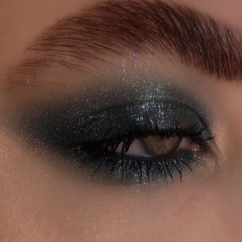 Black Sparkly Eyeshadow, Night Court Makeup, Dark Glitter Makeup, Grey Smokey Eye Makeup, Glittery Smokey Eye, Black Smokey Eye Makeup, Glitter Smokey Eye, Sparkle Makeup, Euphoria Vibes