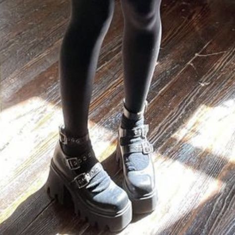 Grunge Shoes Aesthetic, Grunge Shoes, Goth Shoes, Shoes Aesthetic, Dark Grunge, New Rock, Shoe Inspo, Swag Shoes, Manado