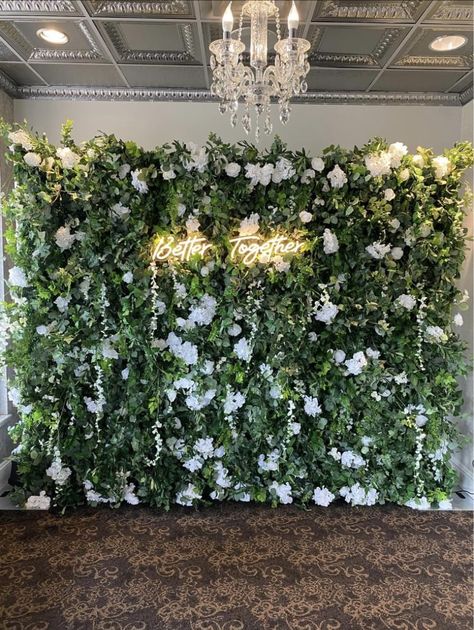 Greenery Wall With White Flowers, Wedding Photobooth Backdrop Ideas, Greenery Flower Wall, Greenery Photo Wall, Green Wall Wedding Backdrop, Wedding Greenery Wall, Green Flower Decoration, Photobooth Wall, Floral Backdrop Wedding