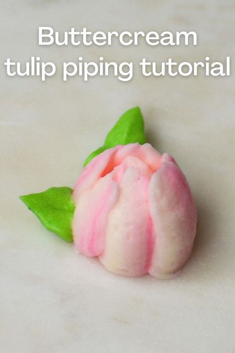 Follow along with this short tulip flower piping tutorial and learn how to pipe a buttercream tulip using a curved petal tip! Tulip Frosting Flowers, Buttercream Tulip Tutorial, Frosting Flowers Tutorial, Cake With Piped Flowers, Tulip Cake Ideas, How To Pipe Flowers On Cupcakes, How To Pipe Flowers, Piping Flowers Tutorial, Easter Flower Cupcakes