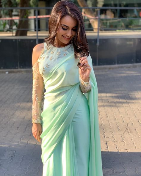 Latest Blouse Designs, Sarees For Girls, Surbhi Jyoti, Saree Blouse Neck Designs, Blouse Back Neck Designs, Indian Fashion Saree, Designer Saree Blouse Patterns, Saree Blouse Designs Latest, Stylish Blouse Design