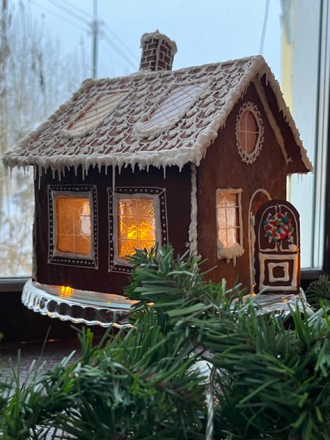 Gingerbread Windows, Gingerbread House Window, Gingerbread House Windows, Gingerbread House Craft, Homemade Gingerbread House, Homemade Gingerbread, Gingerbread House Decorations, Christmas Float, House Window