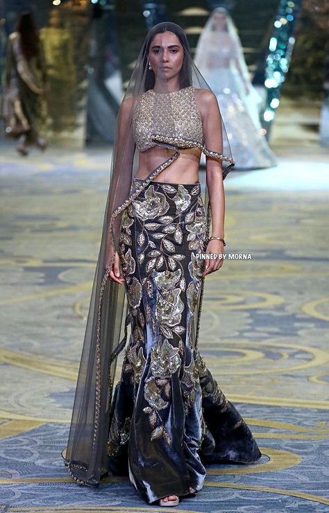 Manish Malhotra - India 🇮🇳 Maneesh Malhotra Dresses, Manish Malhotra Outfits, Dulhan Lehenga, Manish Malhotra Designs, Manish Malhotra Bridal, Manish Malhotra Lehenga, Golden Lehenga, Fun Fits, Draping Ideas