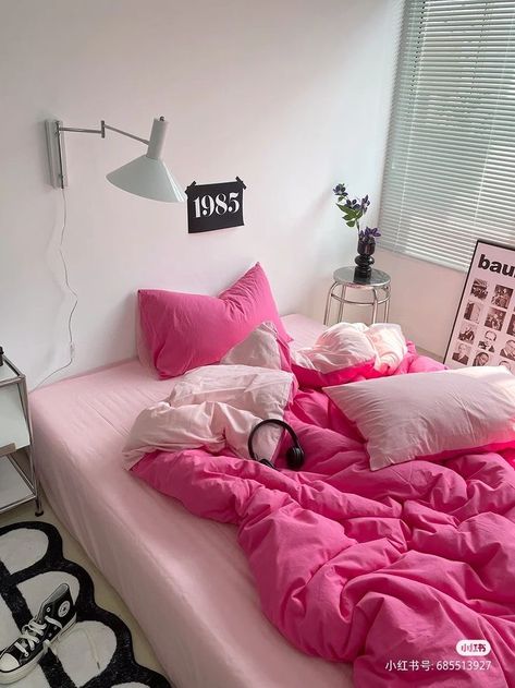 Pink Comforter Bedroom Ideas, Accessories Organization Ideas, Apartment Decor Studio, Small Space Living Apartment, Pink Room Decor Ideas, Bedroom Design Cozy, Apartment Pink, Styling Living Room, Modern Maximalist Decor