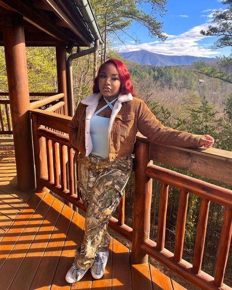 Camo Pants With Boots, Mossy Oak Pants Outfit, Camo Pants Outfit Black Women, Camoflauge Pants Outfits, Camo Pants Outfits, Camoflauge Pants, Ski Fit, Black Top Outfit, Camo Outfit