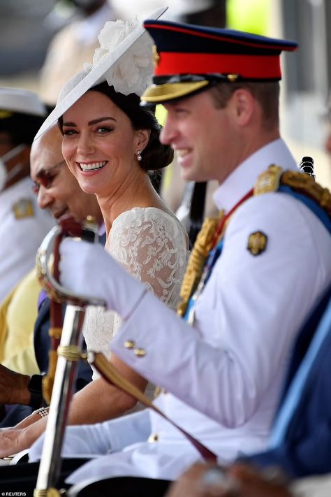 Catherine And William, Uk Royal Family, Prince Family, Bahamas Flag, William And Catherine, Kate Und William, Catherine Princess Of Wales, Kate And William, Prince William Family