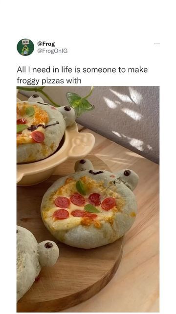 Frog Burger Buns, Frog Pizzas Recipe, Frog Shaped Food, Frog Bread Recipes, Frog Pizzas, Frog Pancakes, Frog Themed Food, Frog Desserts, Frog Baking