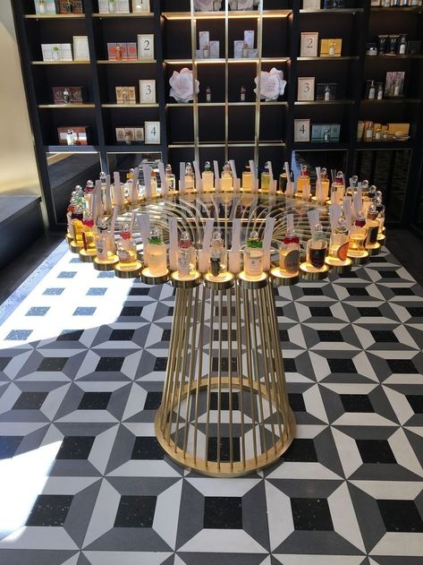 Retail Store Design Display, Perfume Collection Display, Luxury Retail Store, Fragrance Display, Fragrance Store, Retail Store Interior Design, Scent Bars, Perfume Display, Retail Store Interior