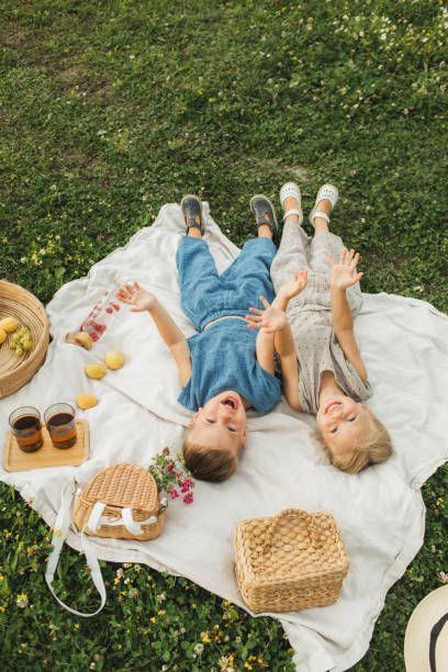 Themed Family Photoshoot Ideas, Spring Pictures For Kids, Social Aesthetic, Spring Pics, Picnic Fashion, Picnic Photo Shoot, Picnic Pictures, Picnic Photography, Summer Family Pictures