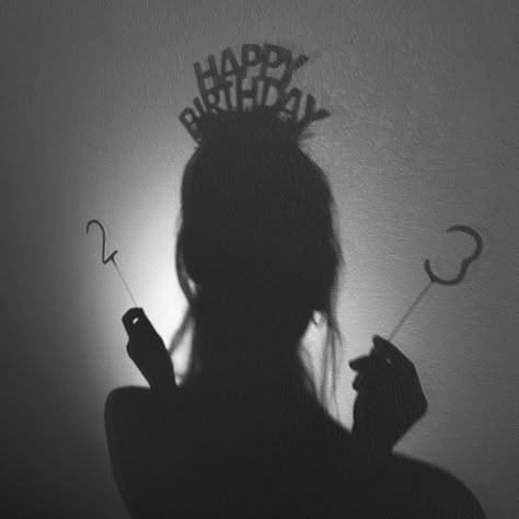 Black Backdrop Photoshoot Ideas Birthday, 23th Birthday Ideas, Birthday Pic Ideas Instagram, Cool Birthday Photoshoot Ideas, Black And White Birthday Photoshoot, 20th Birthday Ideas Photoshoot, Birthday Selfie Ideas, 23 Birthday Aesthetic, Black Birthday Photoshoot