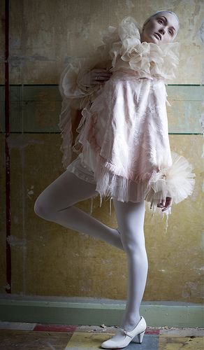 Silk tulle neck ruff & cuffs | Flickr - Photo Sharing! Pierrot Costume, Karneval Diy, Circus Fashion, Clown Costumes, Pierrot Clown, Dark Circus, Diy Kostüm, Circus Costume, White Tights