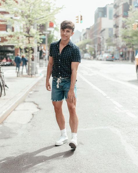 Justin Livingston on Instagram: “forever chasing my shadow ✨ • @zara shorts + @theodellsshop x @jaceyduprie ‘Damsel’ collection shirt! (and my fave @converse platform…” Platform Converse Men, Converse High Outfit, Converse Men Outfit, Justin Livingston, Converse Platform, My Shadow, Platform Converse, Sandals Outfit, Zara Shorts