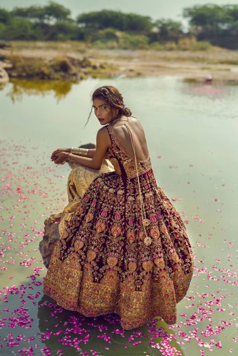 Pak Couture Lengha Sabyasachi, Bridal Lengha, Moda Hippie, Bardot Top, Indian Bridal Fashion, Boho Dresses, Indian Attire, Desi Fashion, Mode Inspo