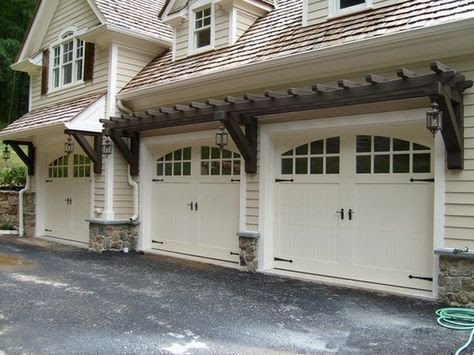 Garage Trellis, Officine In Garage, White Garage Doors, Door Pergola, Garage Door Colors, Double Garage Door, White Garage, Carriage House Doors, Craftsman Garage Door